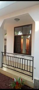 een spiegel aan de zijkant van een huis met een balkon bij Latricia Home Stay in Moshi