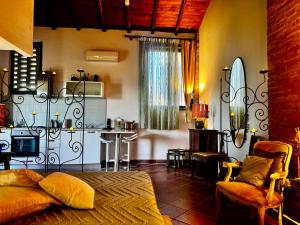 Et opholdsområde på Cottage con piscina immerso nel verde delle crete senesi