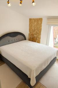 een slaapkamer met een bed in een kamer met een raam bij Sarajevo Old Town 1 in Sarajevo