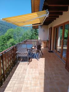 En balkon eller terrasse på Maison nature et calme - 3 chambres - Vue montagne