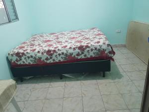 Una cama o camas en una habitación de Ray