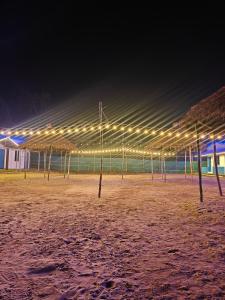 Mystic Resort Dublagadi في Balasore: طابور من الأضواء على الشاطئ في الليل