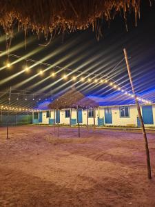 Mystic Resort Dublagadi في Balasore: مجموعة من الأضواء على مبنى في الليل