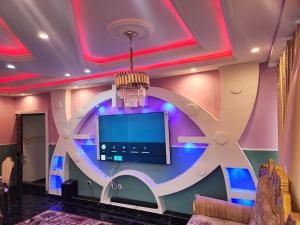 Un televizor și/sau centru de divertisment la Dynamic Guest House Buea