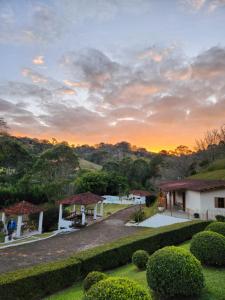 Solopgangen eller solnedgangen set fra kroen