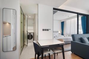 Et opholdsområde på Beachfront 1Bedroom Apartment Kora Resort + 19 billeder