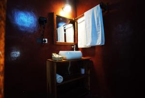 un bagno con lavandino e specchio di Villa Flower Zanzibar a Kiwengwa Altre 39 foto