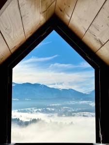 een uitzicht vanuit het raam van een vliegtuig bij Tatres Bachledówka in Czerwienne