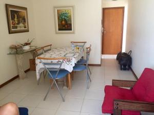 a dining room with a table and chairs at Apartamento Itapoan Vila Velha in Vila Velha