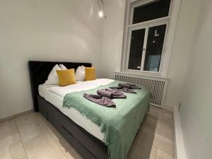 een bed met handdoeken in een kamer met een raam bij Apartments Old City Center in Wenen