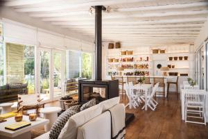a living room with a couch and a fireplace at Posada Arenas in José Ignacio