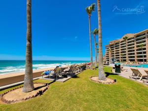 un resort con palme, sedie e spiaggia di Sonoran Spa E509 a Campo del Medio