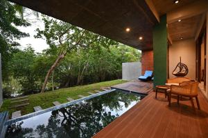 una casa con un estanque en medio de un patio en Roo Water Villas, en Balapitiya