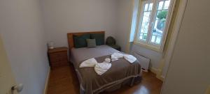 ein kleines Schlafzimmer mit einem Bett mit Handtüchern darauf in der Unterkunft Casa Mariana 1, Apartment in Sintra