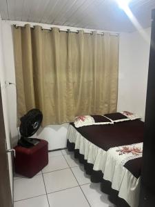 ein Zimmer mit zwei Betten und einem Vorhang in der Unterkunft Chácara do Sossego in Viçosa do Ceará + 7 Fotos