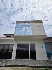 伊基托斯TRADEL Loreto的侧面有窗户的建筑物