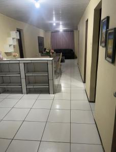 Zimmer mit Küche und Wohnzimmer in der Unterkunft Chácara do Sossego in Viçosa do Ceará