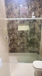 ein Badezimmer mit Dusche und Toilette in der Unterkunft Pousada Banzeiro Marajó in Soure