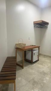 Ein Tisch mit einem Korb darauf neben einer Mikrowelle in der Unterkunft Pousada Banzeiro Marajó in Soure