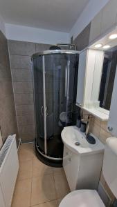 Et badeværelse på Cozy green apartament