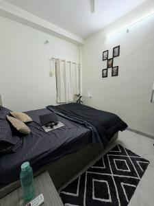 En eller flere senge i et værelse på Fully Private 1BHK Couple Friendly - VibeStay
