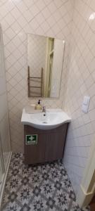 een badkamer met een wastafel en een spiegel bij Casa Mariana 2, Apartment in Sintra +16 foto's