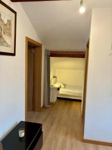 une pièce avec une chambre à coucher avec un lit dedans dans l'établissement Casa Vilariça, à Alfândega da Fé