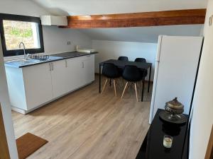 een keuken en eetkamer met een tafel en stoelen bij Casa Vilariça in Alfândega da Fé