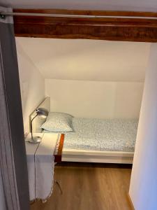 une chambre avec un lit avec une lampe sur une table dans l'établissement Casa Vilariça, à Alfândega da Fé