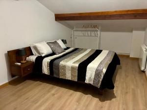 une chambre avec un lit et un parquet dans l'établissement Casa Vilariça, à Alfândega da Fé 17 autres photos