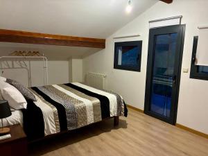 Un dormitorio con una cama y una ventana grande. en Casa Vilariça, en Salgueiro