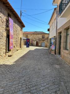 una calle vacía en un viejo edificio de piedra en Casa Vilariça, en Salgueiro
