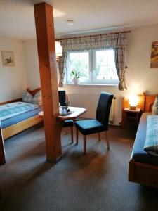 Кровать или кровати в номере Pension Weißer Hirsch