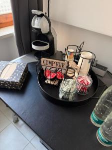 Un mostrador negro con cupcakes encima. en Giuditta Room, en Cirié