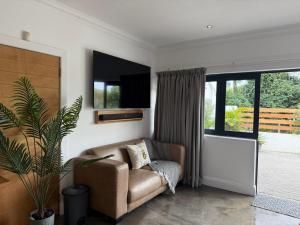 ポートエリザベスにあるRElaxed city livingのソファとテレビのあるリビングルーム