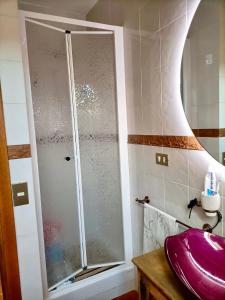 ein Bad mit einer Dusche und einem lila Waschbecken in der Unterkunft Casa Zuzu in Ovindoli + 9 Fotos
