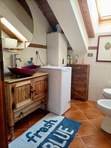 ein Badezimmer mit Waschbecken und Waschmaschine in der Unterkunft Casa Zuzu in Ovindoli