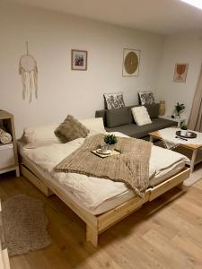 Giường trong phòng chung tại FeWo Monteurswohnung Zum Preußensteig II max 5 Gäste