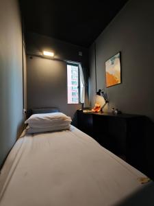 En eller flere senge i et værelse på Side Hostel 赛德青旅 太阳广场A座806室