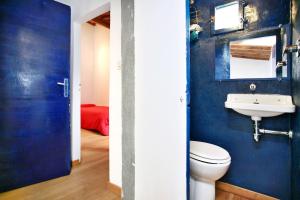 ein blaues Badezimmer mit Toilette und Waschbecken in der Unterkunft Charming and Cozy House in Florence in Florenz