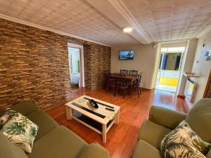 een woonkamer met een bank en een tafel bij A Casiña de Coles in Gustey