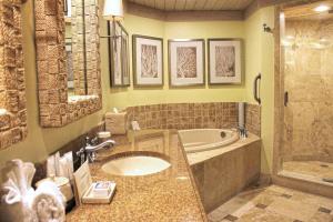 La salle de bains est pourvue d'un lavabo, d'une baignoire et d'une douche. dans l'établissement The Lodge & Club at Ponte Vedra Beach, à Ponte Vedra Beach