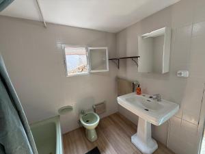 een badkamer met een wastafel en een toilet bij A Casiña de Coles in Gustey +21 foto's