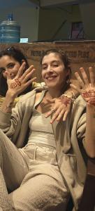 Dos mujeres tumbadas en un sofá con las manos en alto en The Pink Nest - Backpackers Abode, en Jaipur