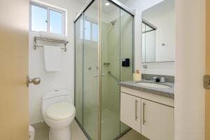 Un baño con inodoro y ducha de cristal. en Amoblados Casa de Pinos Bucaramanga, en Bucaramanga 38 fotos más