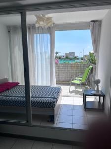 Un dormitorio con una cama y vista a un patio. en CaroCarnon, en La Celle-sous-Gouzon