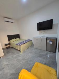 伊基托斯TRADEL Loreto的一间有两张床和一台平板电视的房间 更多2张照片