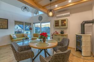 布莱德Počitniška hiša Gorski Šepet Bled的配有桌椅的厨房和客厅