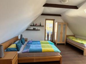 een slaapkamer op zolder met een bed en een raam bij Chata Moja in Liptovský Trnovec