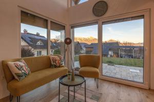 布莱德Počitniška hiša Gorski Šepet Bled的带沙发和时钟的客厅